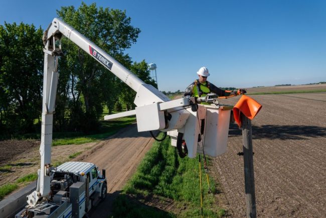 Terex 2024TU_HR46_HRX55_38_Lineman_Adding_Rubber_Sleeves_Blankets