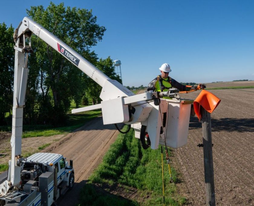 Terex 2024TU_HR46_HRX55_38_Lineman_Adding_Rubber_Sleeves_Blankets